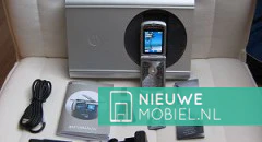 De Motorola RAZR V3 Special Edition Pink met doos in voor review