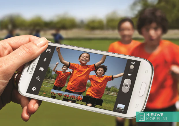 Samsung Galaxy S III taking a picture Samsung Galaxy S III burst shot