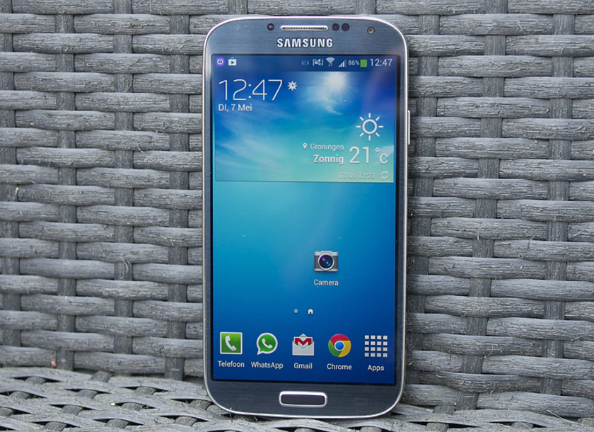 Samsung Galaxy S4 Couch