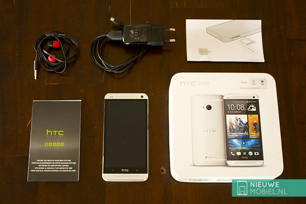 HTC One box contents