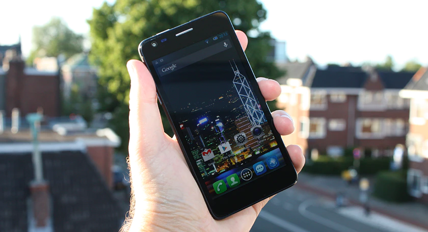 Alcatel one touch idol ultra in hand
