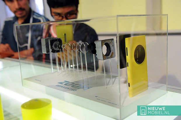 Nokia Lumia 1020 disassembled