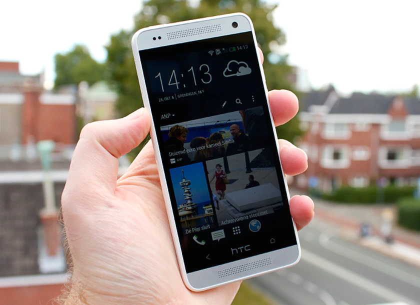 Htc One Mini In Hands