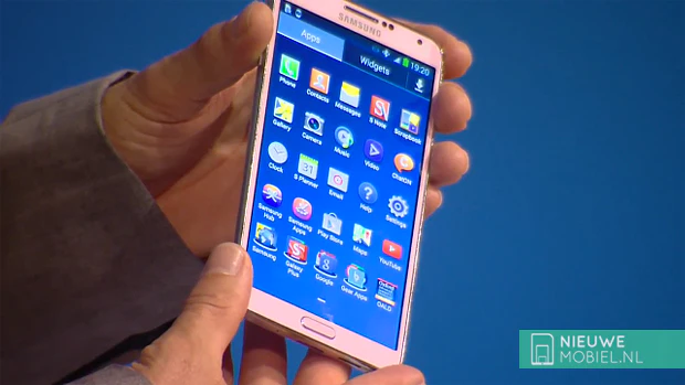 Samsung Galaxy Note 3 in hand