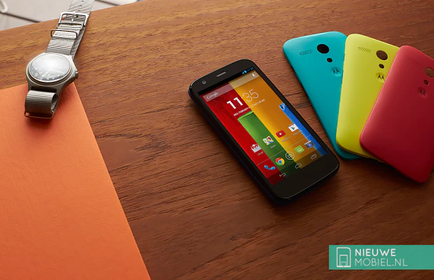 Motorola Moto G on desk Motorola Moto G on desk