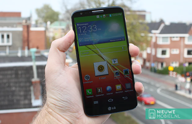 LG G2 in hands