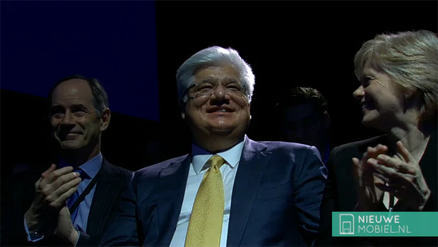 BlackBerry verrast met winst, oprichter stapt op