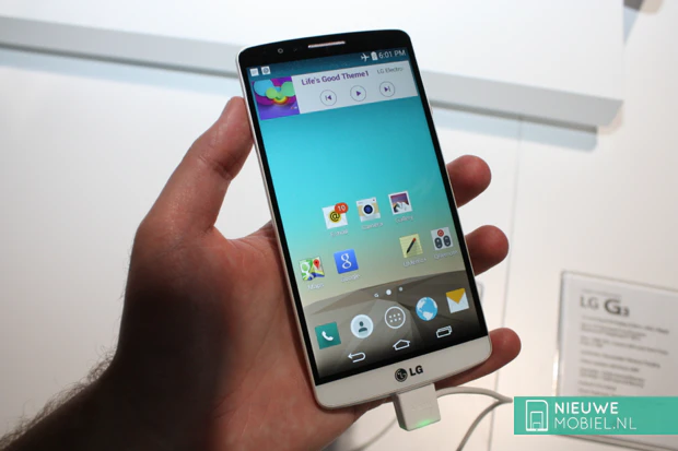 LG G3 front in hands