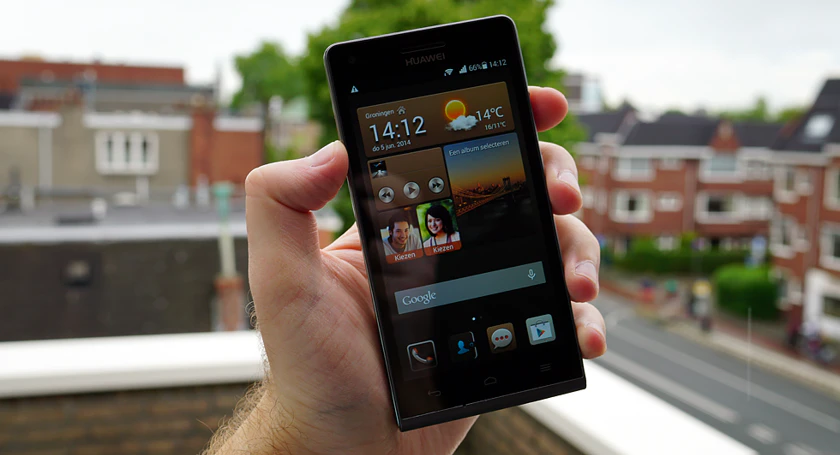 Huawei ascend g6 in hands
