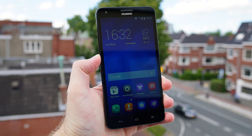 Huawei ascend g750 in hands
