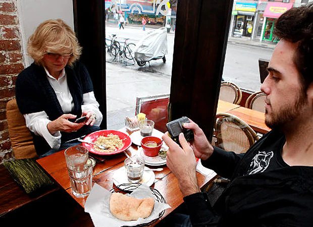 Onderzoek wijst uit; smartphones maken je niet asocialer