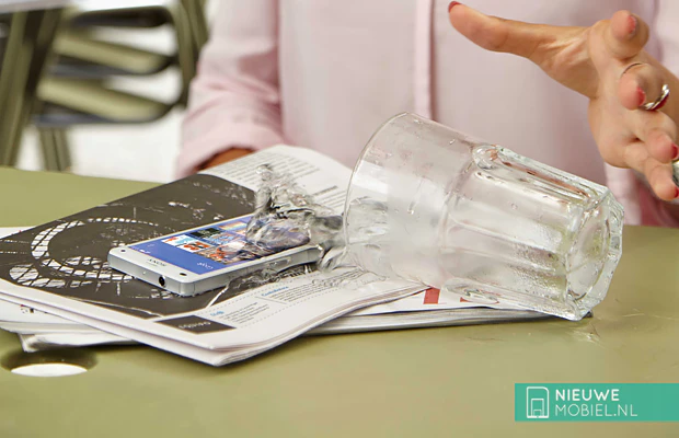 Sony Xperia Z3 Compact glass water