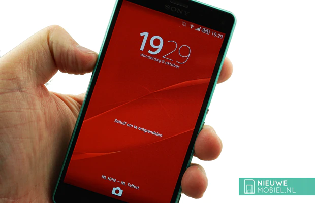 Sony Xperia Z3 Compact in hand