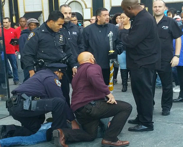 Man met samoerai-zwaard bezoekt Apple Store