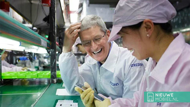 Apple Tim Cook at Foxconn