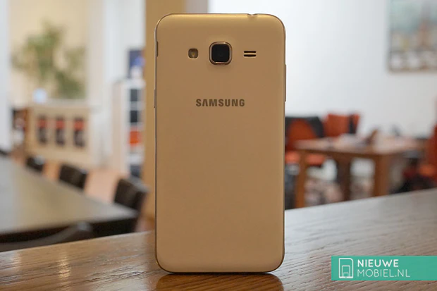 Samsung Galaxy J3 (2016) achterkant