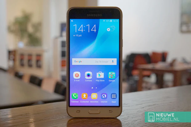Samsung Galaxy J3 (2016) voorzijde