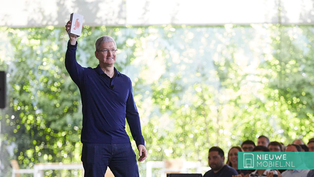 Tim Cook miljardste iPhone