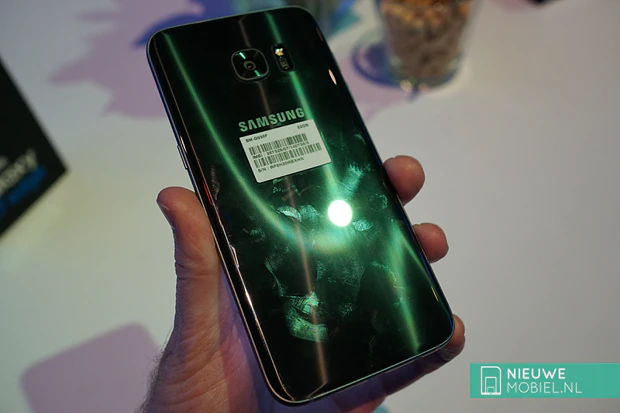 Vingerafdrukken op de Samsung Galaxy S7 edge achterkant Vingerafdrukken op de Samsung Galaxy S7 edge achterkant