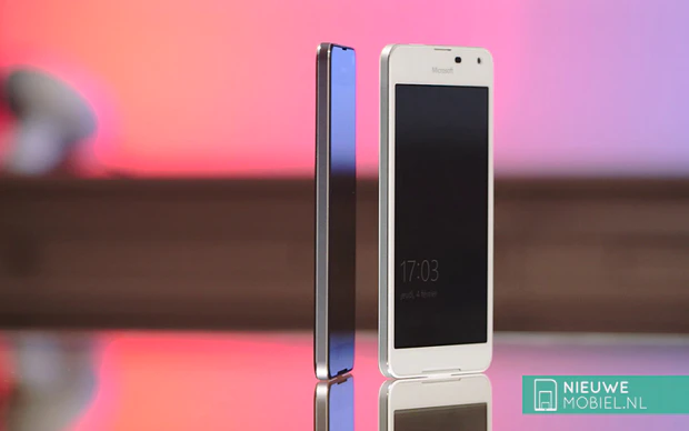 Microsoft Lumia 650 op tafel Microsoft Lumia 650 op tafel