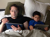 Vader En Kind Op Tablet