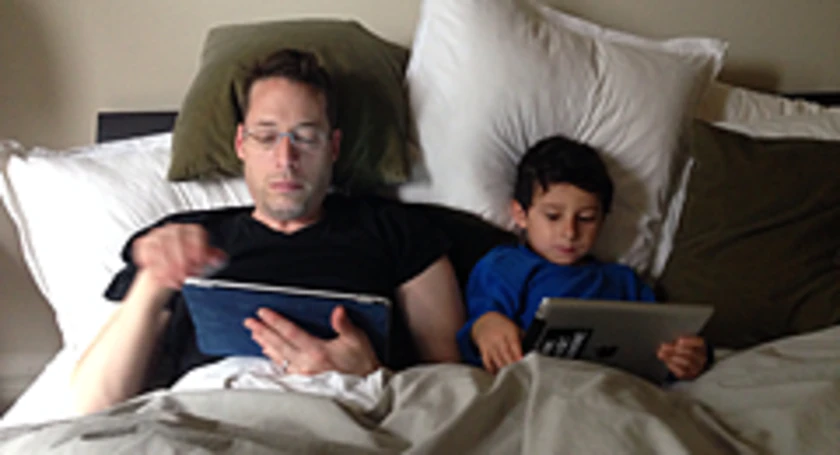 Vader en kind op tablet