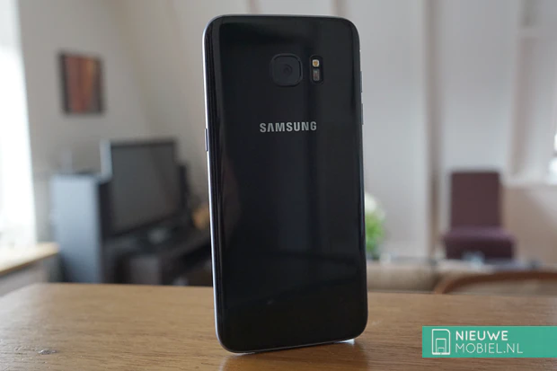Samsung Galaxy S7 edge backside