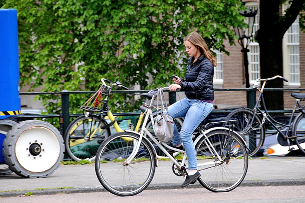 Telefoonverbod op fiets vanaf 1 juli 2019