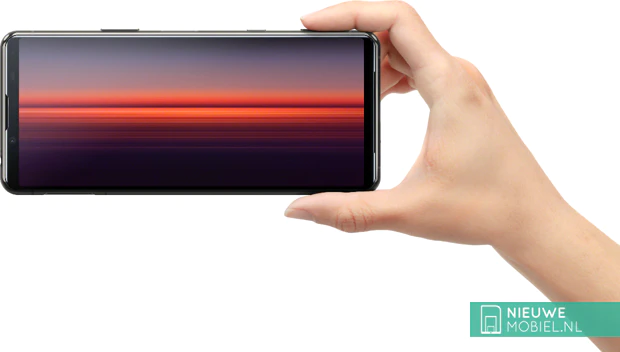 Sony Xperia 5 II in mano