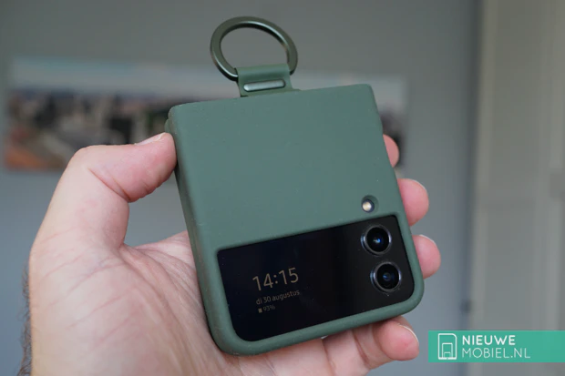 Samsung Galaxy Z Flip4 mit Silikonrückseite und Ring Samsung Galaxy Z Flip4 mit Silikonrückseite und Ring