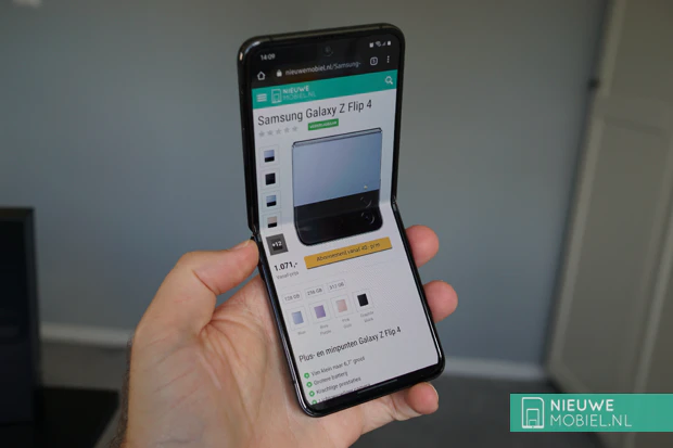 Samsung Galaxy Z Flip4 halb geöffnet Samsung Galaxy Z Flip4 halb geöffnet