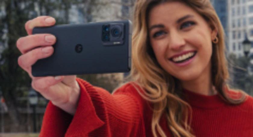 Motorola edge 30 ultra woman