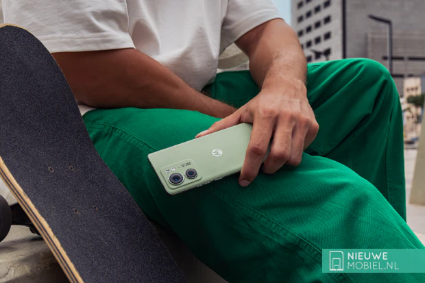 Il nuovissimo Motorola edge 40 in Nebula Green e retro in pelle vegana