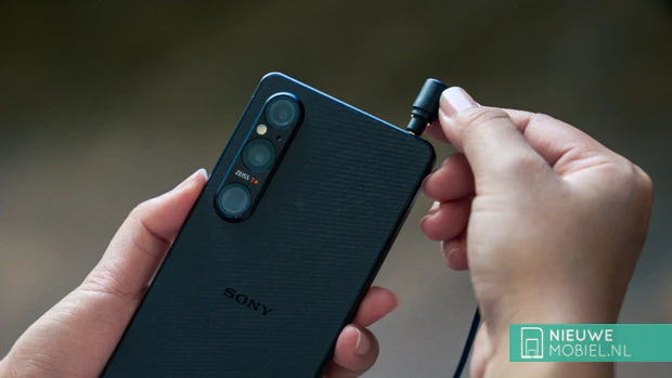 Sony Xperia 1V mostrando su parte trasera y la toma de auriculares Sony Xperia 1V mostrando su parte trasera y la toma de auriculares