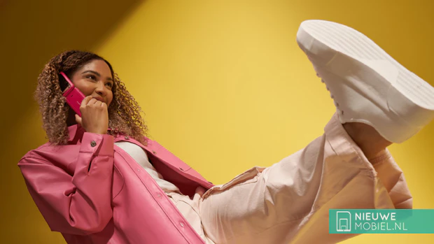 Woman holding the Nokia 2660 Flip in the new color Pop Pink