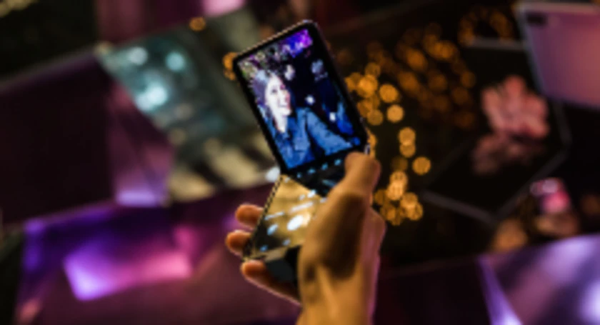 Samsung flip fashion week milan