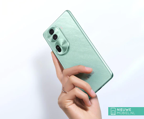 Una mano sujetando el Oppo Reno11 en el color verdoso Azul Fluorita
