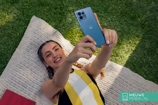 Woman holding the Motorola edge 40 Pro in her hands Woman holding the Motorola edge 40 Pro in her hands