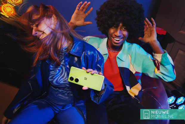 Woman holding the OnePlus Nord CE 3 Lite 5G phone in color Pastel Lime Woman holding the OnePlus Nord CE 3 Lite 5G phone in color Pastel Lime