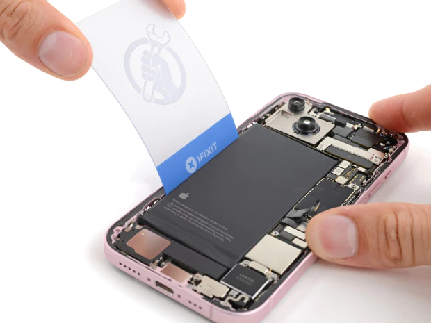 iPhone 15 battery swap by iFixit