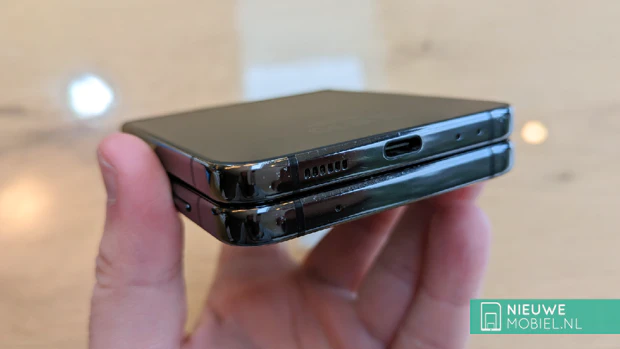 Samsung Flip4 bottom closed