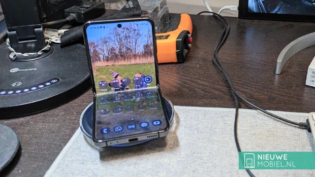 Samsung Galaxy Flip4 aperto a metà sulla scrivania