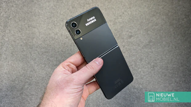 Samsung Galaxy Z Flip4 aperto all'esterno