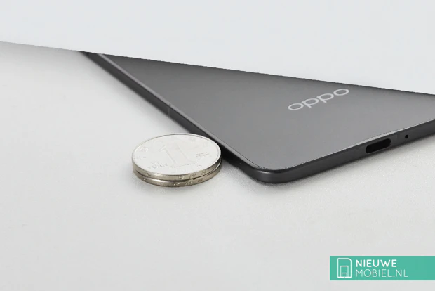 Oppo Find N5 thickness compared to 2 coins
