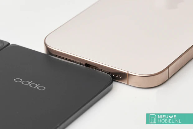Oppo Find N5 thickness compared to Apple iPhone