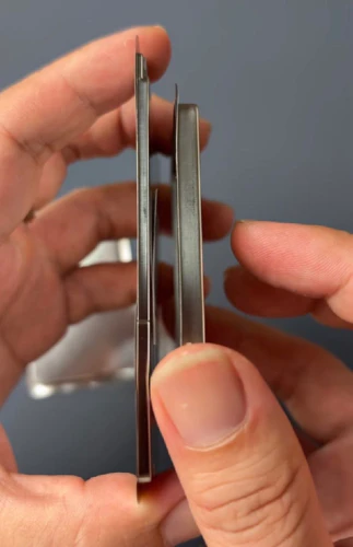 Apple iPhone 17 Air battery casing compared to iPhone 17 Pro