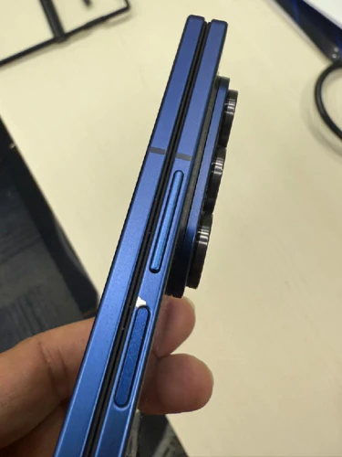 Samsung Galaxy Z Fold 7 paint chip