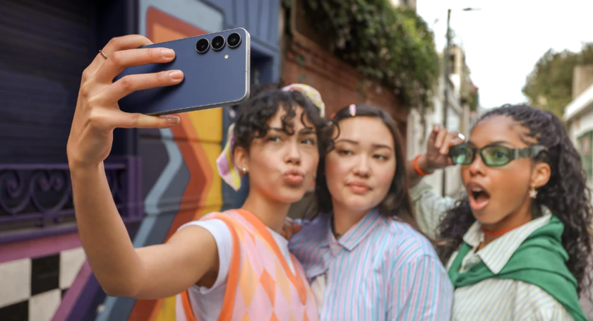 Samsung s25 fe taking selfie