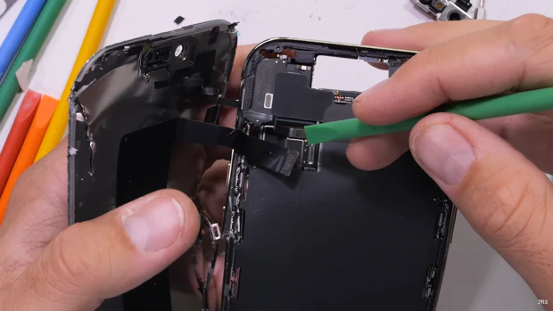 Apple iPhone Air Display Swap by Jerryrigeverything