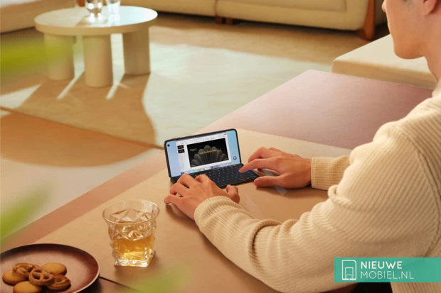 Oppo Find N5 opened, display being used as laptop Oppo Find N5 opened, display being used as laptop